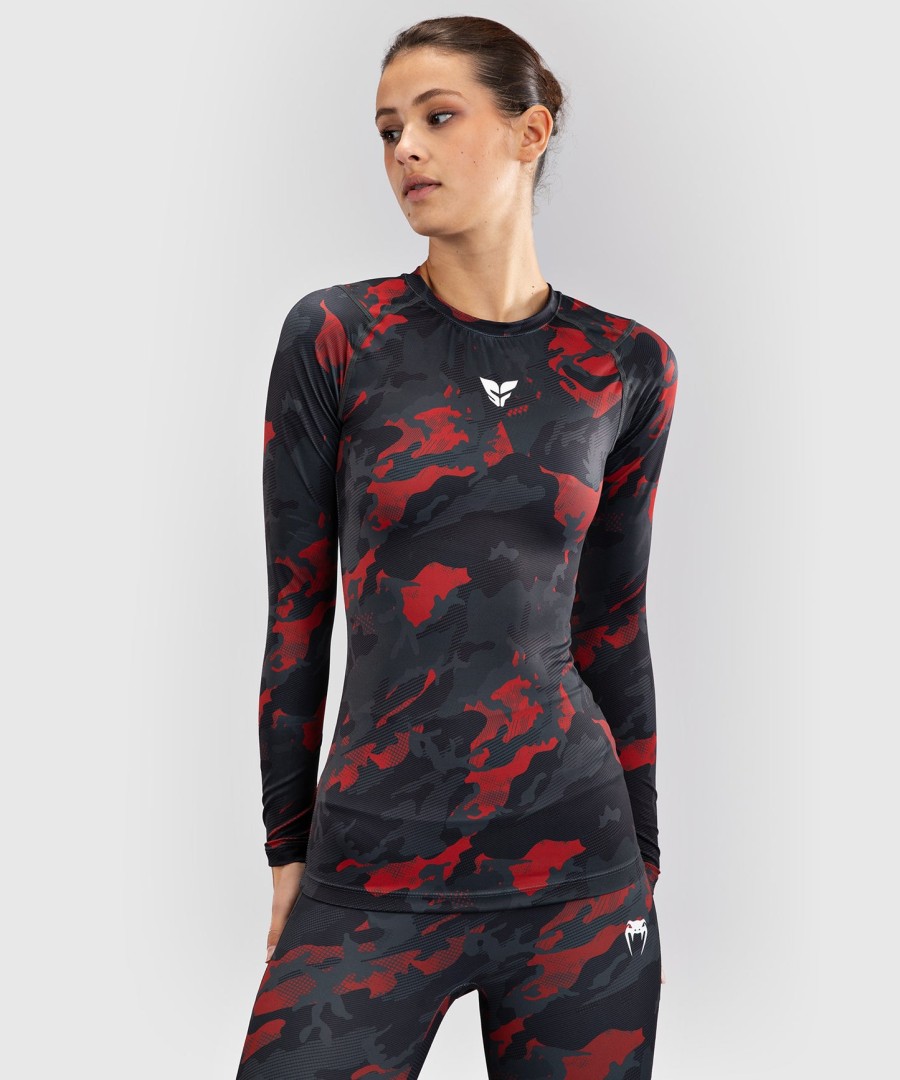 camiseta de proteção solar feminina de manga comprida venum x sophia rose - camuflagem vermelha urbana
