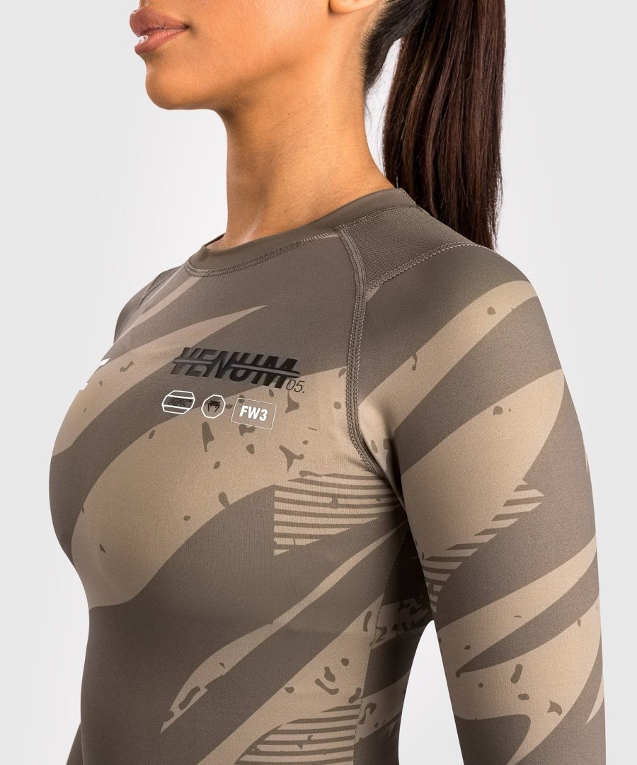 rashguard de manga comprida feminina ufc adrenaline by venum fight week performance - camuflagem deserto