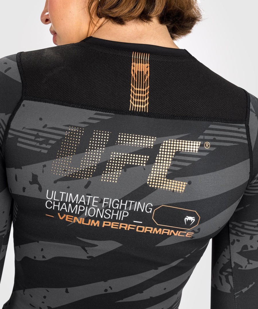 rashguard de manga comprida feminina ufc adrenaline by venum fight week performance - camuflagem urbana