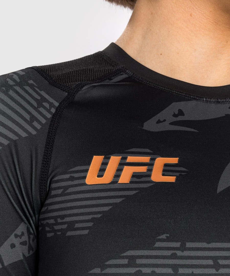 rashguard de manga comprida feminina ufc adrenaline by venum fight week performance - camuflagem urbana