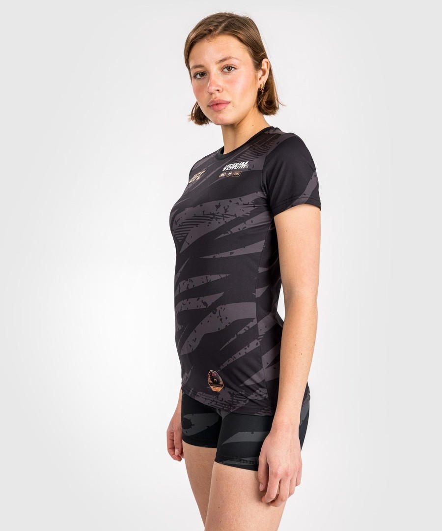 camiseta feminina ufc adrenaline by venum fight week dry-tech - camuflagem urbana
