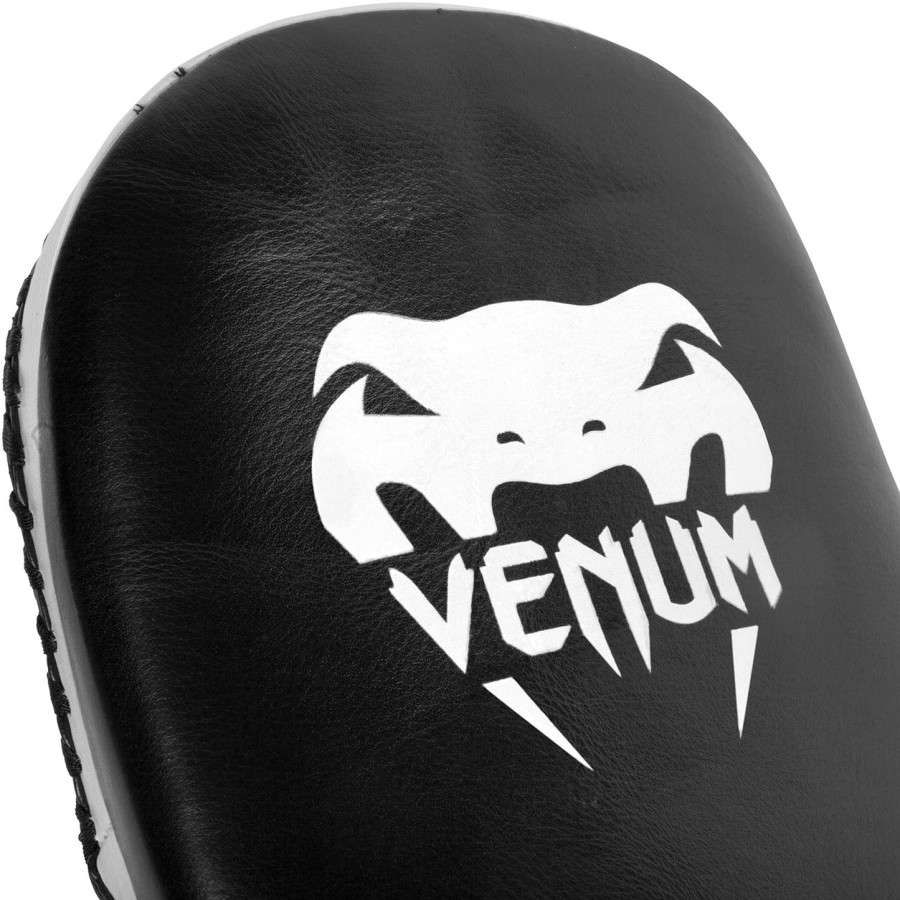protetores de chute venum em couro - pretobranco